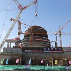 我國(guó)自主研發(fā)起重機(jī)成功“拎”起世界重核電薄殼穹頂