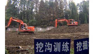 武警挖掘機(jī)巧推小球 起重機(jī)盲吊水桶